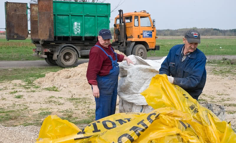 Folia znika z budowy zgodnie z ustawą śmieciową